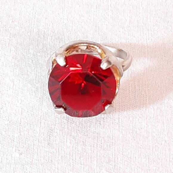 Gold Tone Ring With Big Red Round Stone On Elegant Prong Setting - Picture 3 of 7